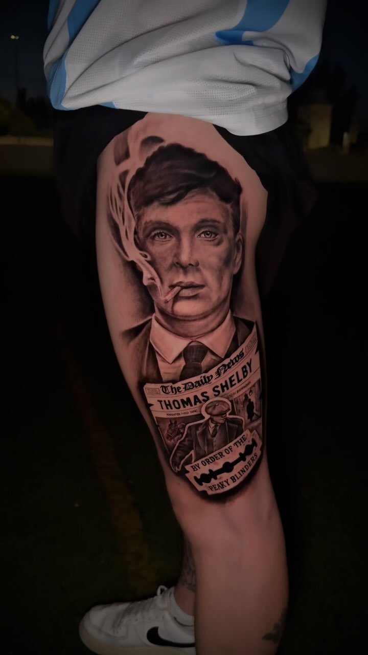 Tatuaje de hombre con cigarro en muslo de pierna