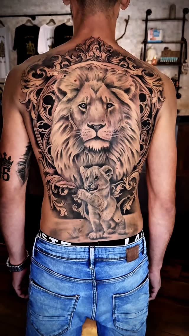 Tatuaje de León adulto y león bebé